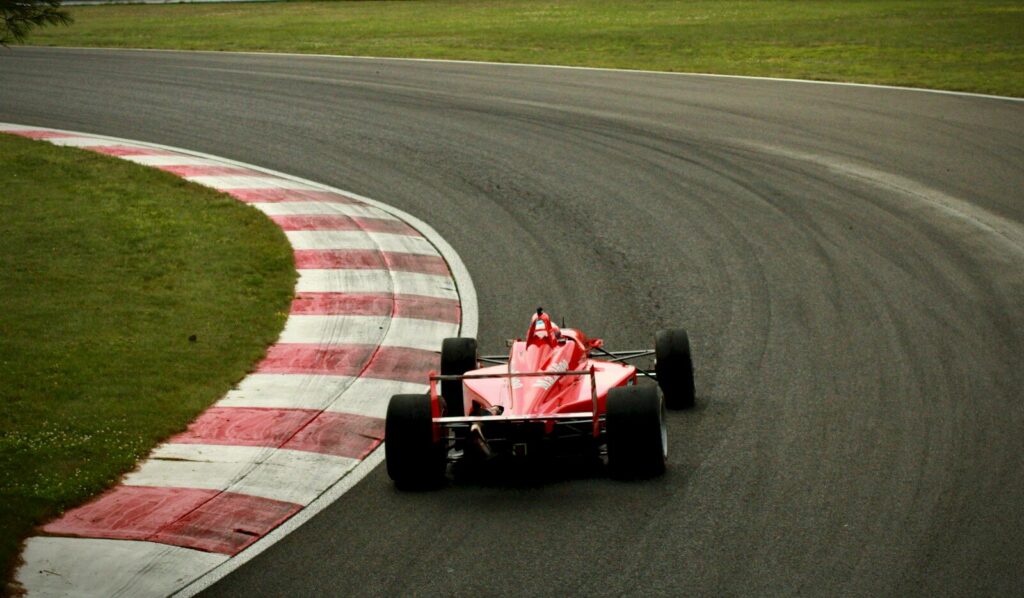 Monoplazas de Fórmula 1 compitiendo en un circuito durante una carrera