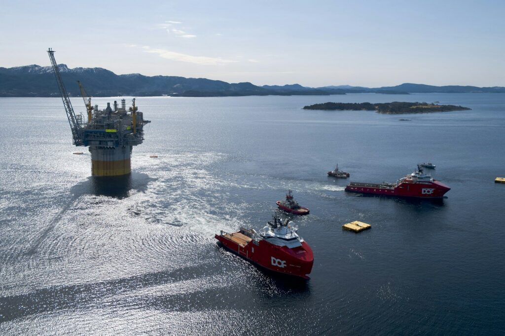 Plataforma petrolera costa afuera en el océano, relacionada con el desarrollo energético de Surinam