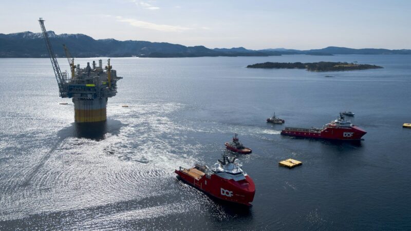 Plataforma petrolera costa afuera en el océano, relacionada con el desarrollo energético de Surinam