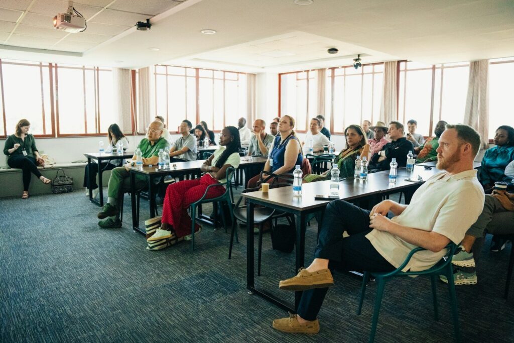 Personas mayores de 50 años participando en una actividad de emprendimiento