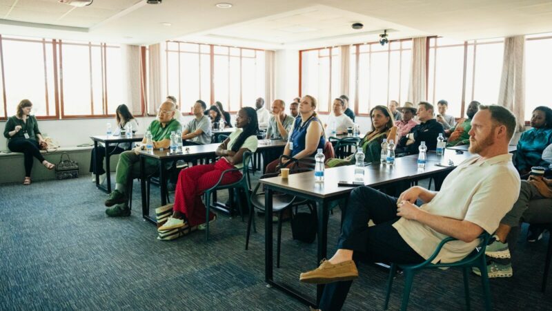 Personas mayores de 50 años participando en una actividad de emprendimiento