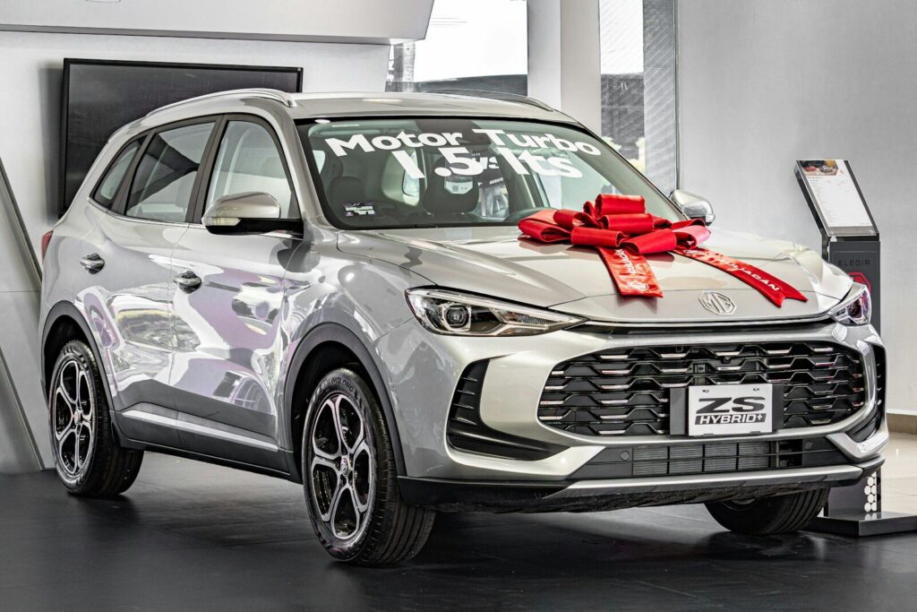 Vehículos híbridos exhibidos en un espacio de venta automotriz