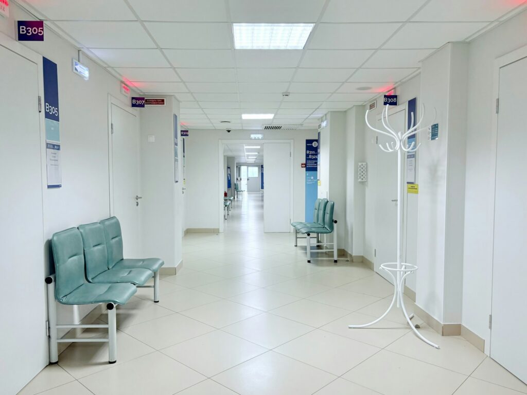 Sala de espera de un hospital con usuarios aguardando atención médica