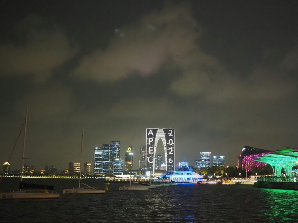 Visitantes disfrutan de un espacio urbano junto al río en Barranquilla, ciudad que fortalece su oferta turística y de eventos