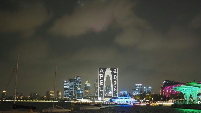 Visitantes disfrutan de un espacio urbano junto al río en Barranquilla, ciudad que fortalece su oferta turística y de eventos