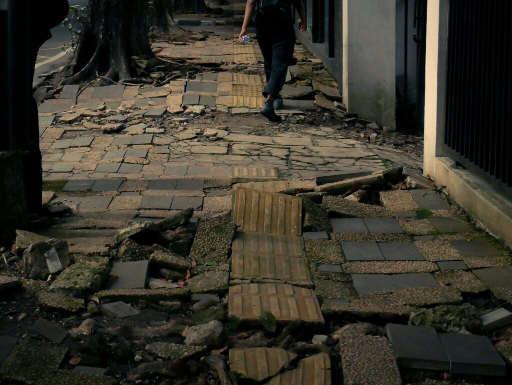 Zona afectada por un terremoto, representativa del impacto en negocios y comunidades