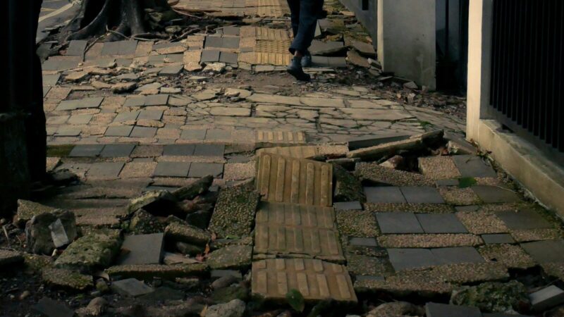 Zona afectada por un terremoto, representativa del impacto en negocios y comunidades