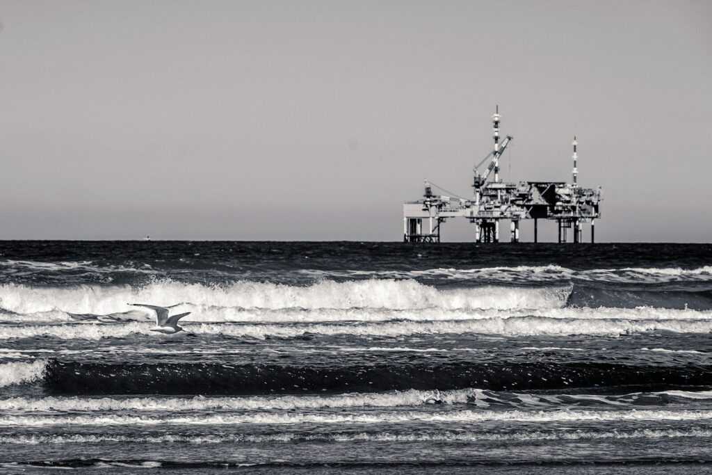 Plataforma costa afuera en el mar Caribe para un proyecto de gas natural