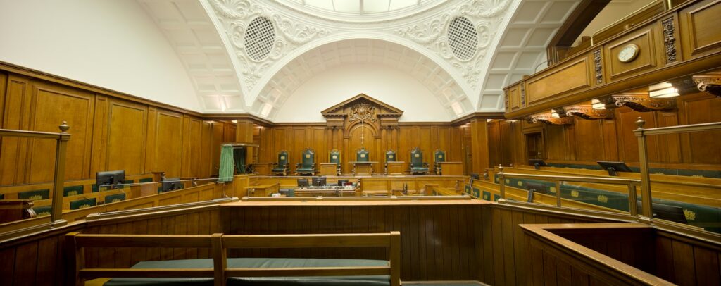 Documentos legales sobre una mesa en el contexto de un proceso judicial