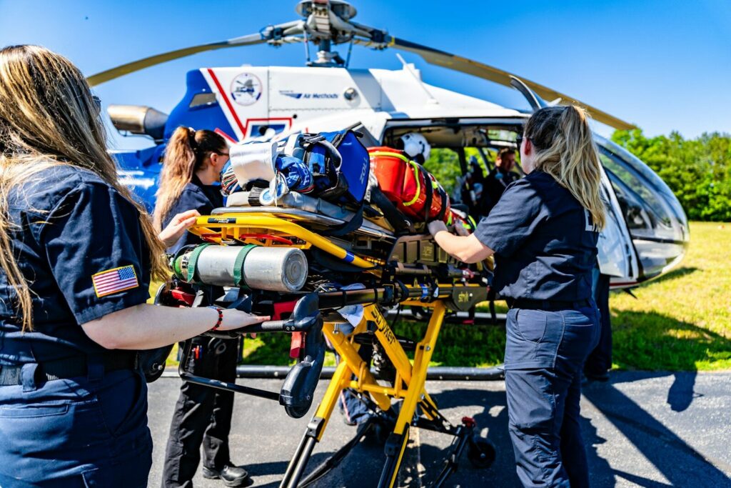 Helicóptero utilizado para una evacuación médica en una zona rural