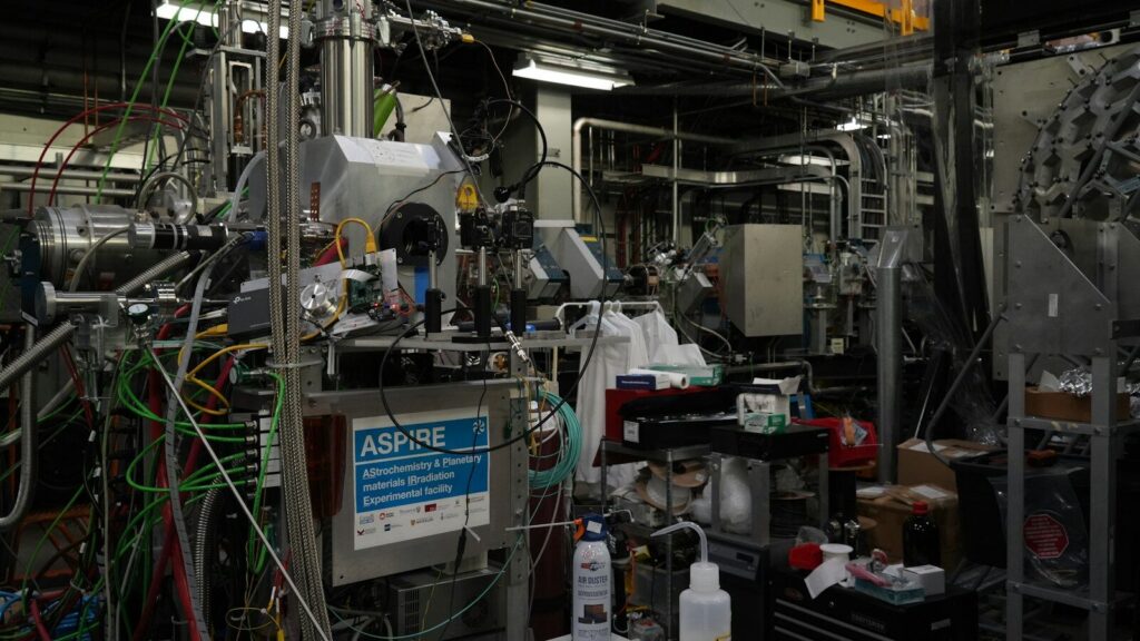 Investigadores trabajan en un laboratorio dedicado a la innovación tecnológica