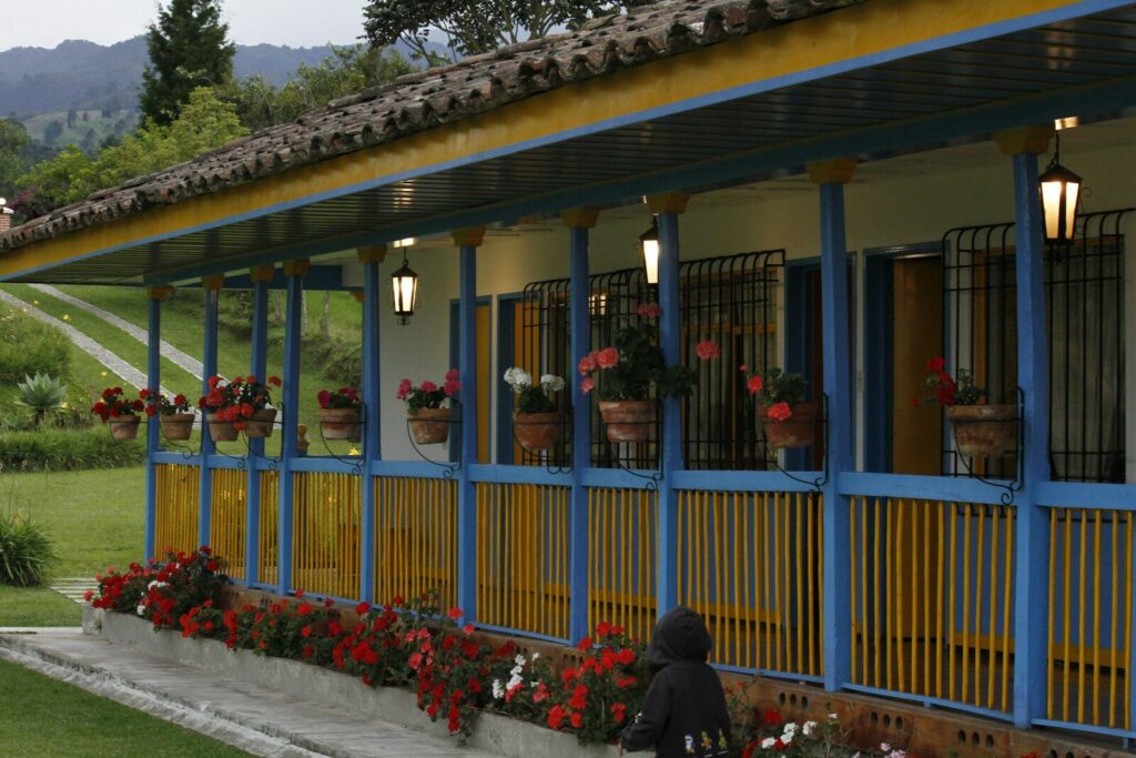Familia recorriendo un paisaje natural colombiano durante un viaje