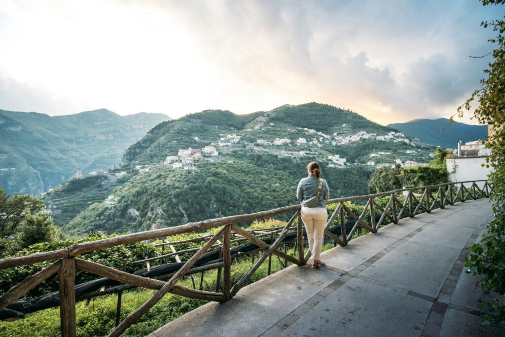 Pareja en un destino costero italiano durante un viaje romántico