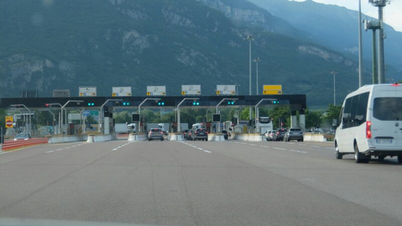 Vehículos pasan por una estación de peaje en una carretera