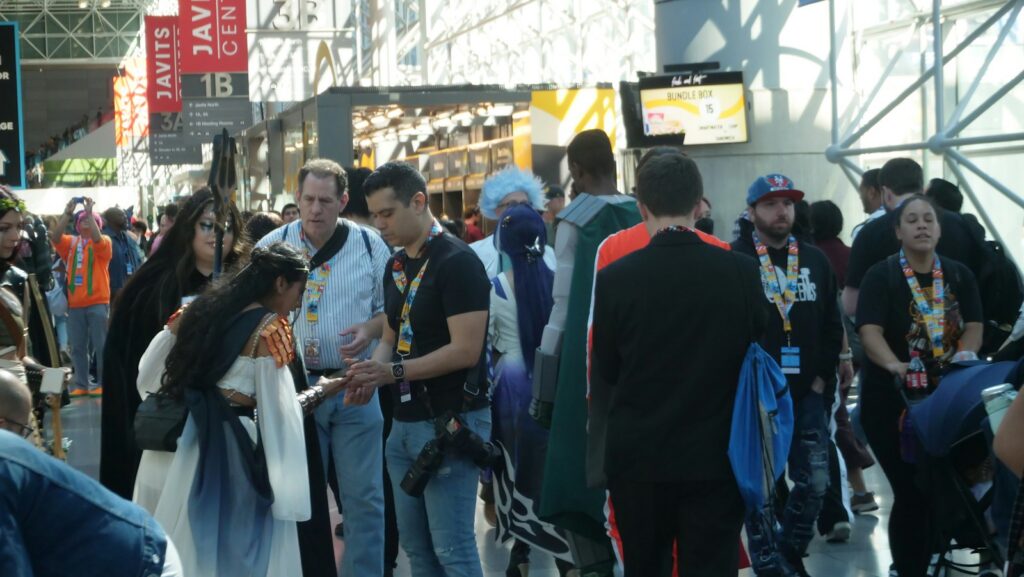 Asistentes de cosplay en el Salón del Ocio y la Fantasía (SOFA) en Corferias, con pabellones de anime, cómic y cultura gamer