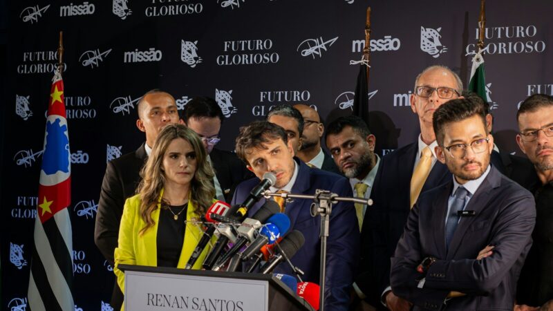 Podio durante un discurso político sobre asuntos sociales y culturales