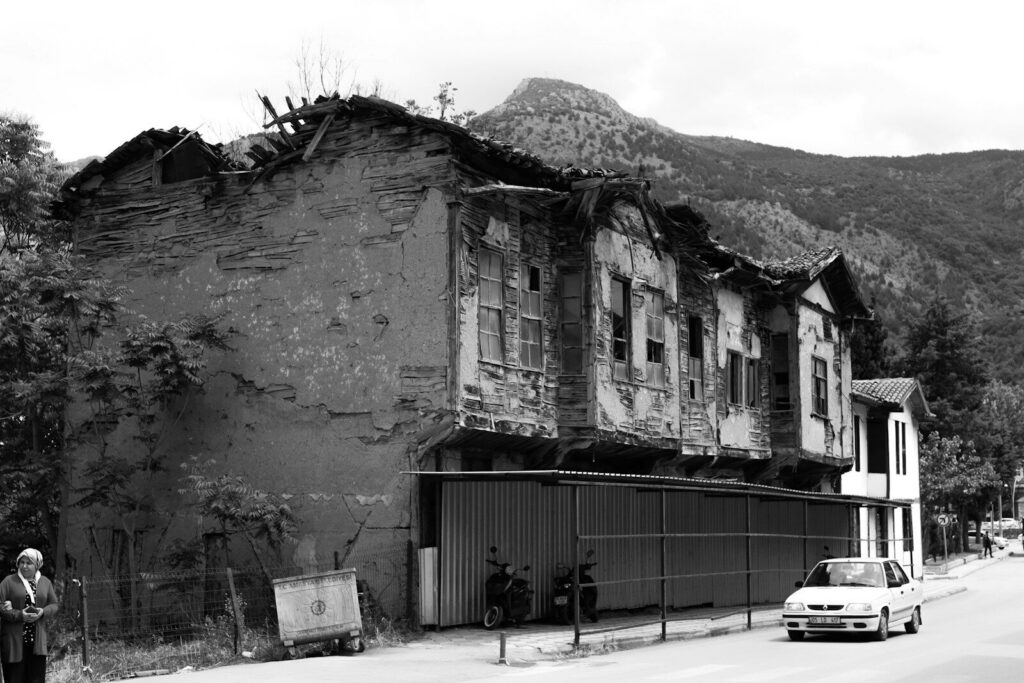 Edificaciones con daños visibles tras un sismo, mientras continúa la reconstrucción