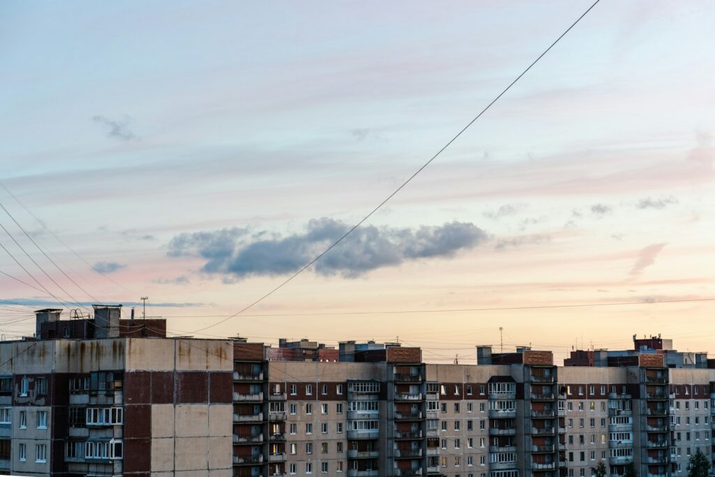 Redes eléctricas y postes de energía en un sector urbano de Bogotá