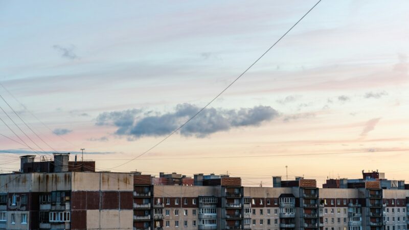 Redes eléctricas y postes de energía en un sector urbano de Bogotá