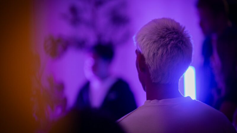 Modelo desfila en una pasarela de moda iluminada durante un espectáculo internacional