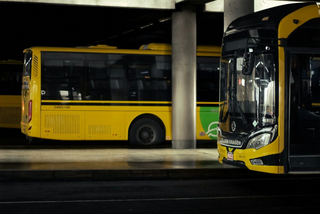 Autobuses estacionados en una terminal de transporte durante una operación de pagos y servicios digitales