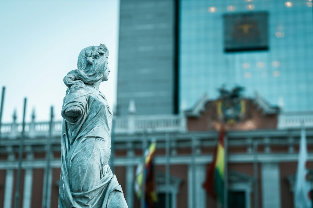 Edificio institucional en Bolivia relacionado con una investigación sobre la Fiscalía General y presuntas redes de narcotráfico