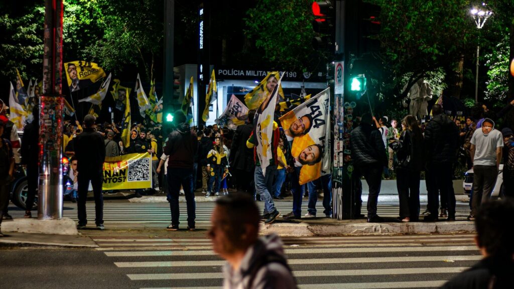 Manifestantes avanzando por una avenida urbana durante una jornada de movilización