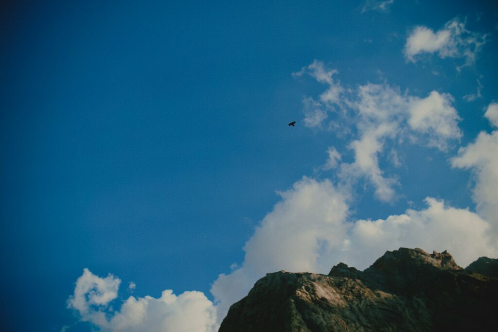 Helicóptero militar sobrevolando una zona montañosa, imagen de referencia para una operación aérea en el Catatumbo