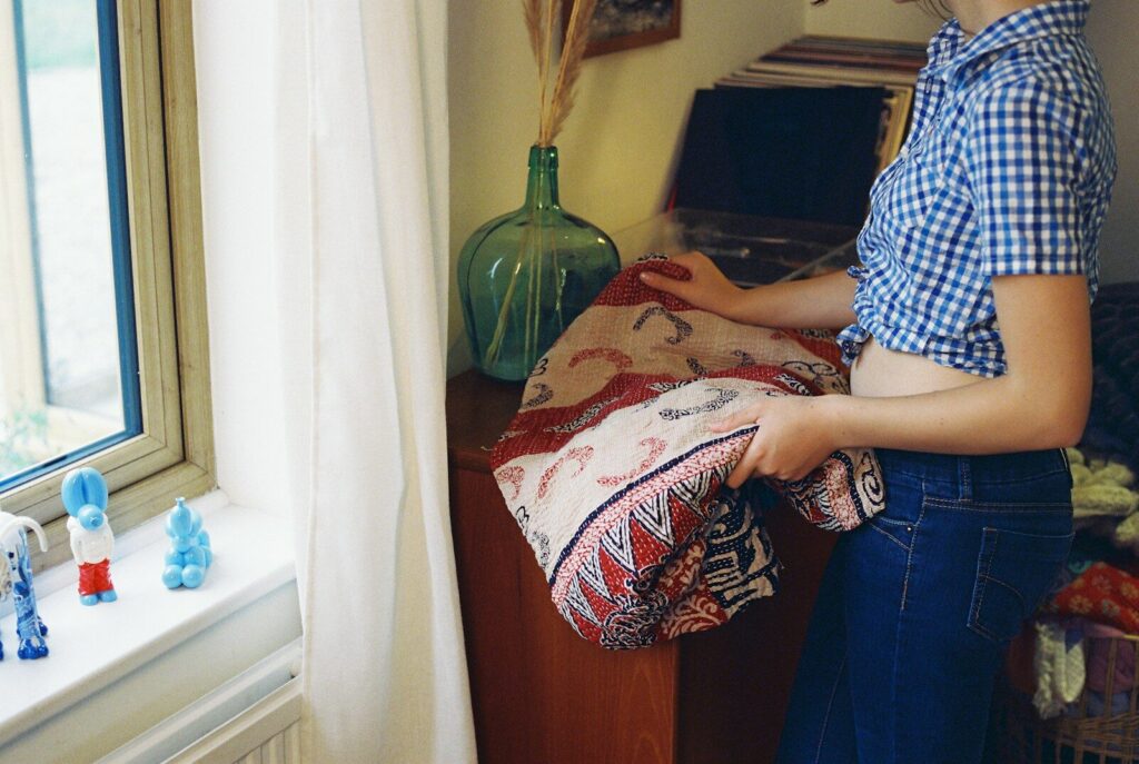 Deshumidificador funcionando cerca de ropa tendida dentro de una vivienda.