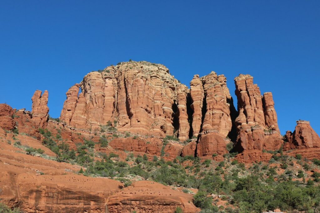 Vista de un terreno con formaciones rocosas visibles que muestran la geología del subsuelo.