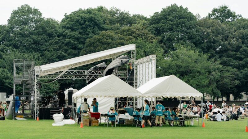 Público frente a un escenario durante un festival al aire libre con oferta gastronómica