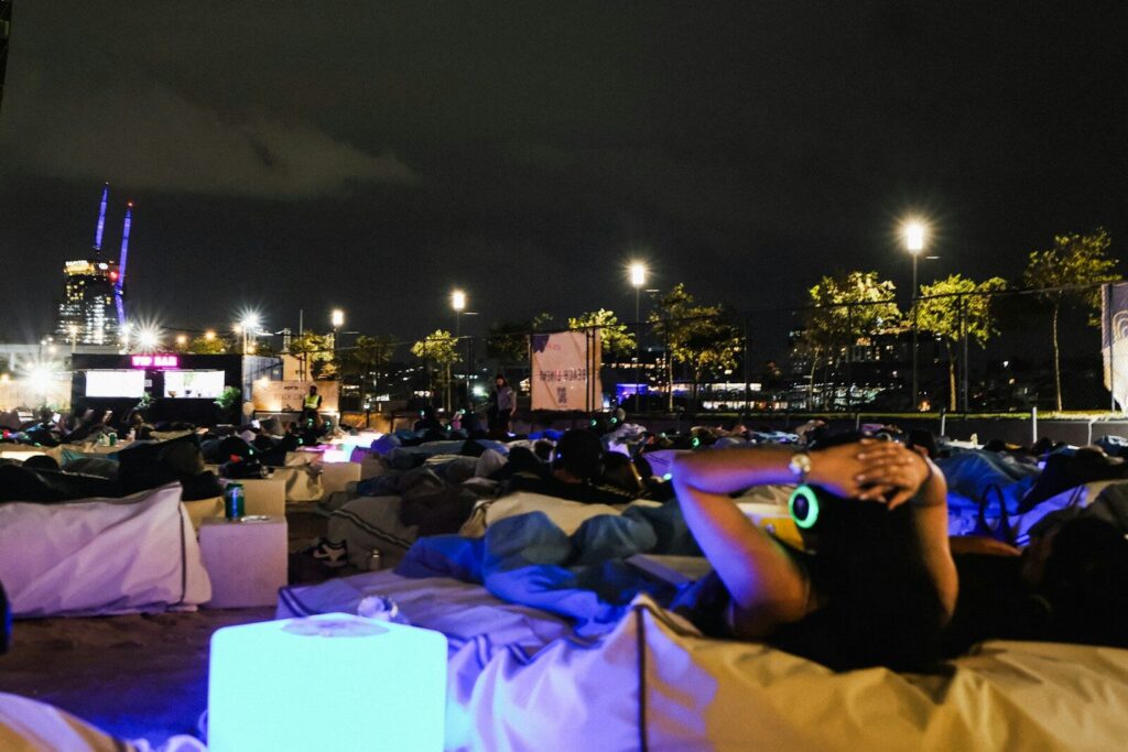 Público reunido en una función de cine al aire libre durante un festival cinematográfico en Cali