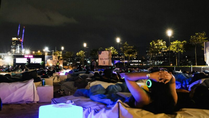 Público reunido en una función de cine al aire libre durante un festival cinematográfico en Cali