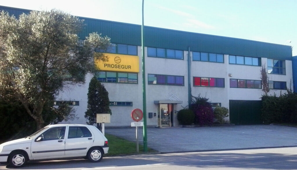Profesionales revisando una propuesta de seguros y servicios financieros