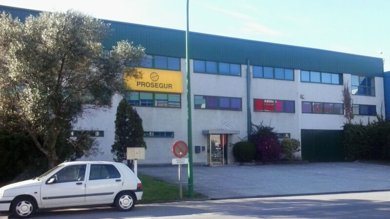 Profesionales revisando una propuesta de seguros y servicios financieros