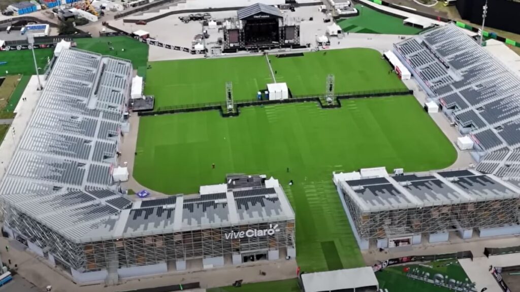 Estadio lleno durante un concierto masivo en Bogotá, con luces y público en las gradas