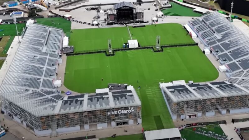 Estadio lleno durante un concierto masivo en Bogotá, con luces y público en las gradas