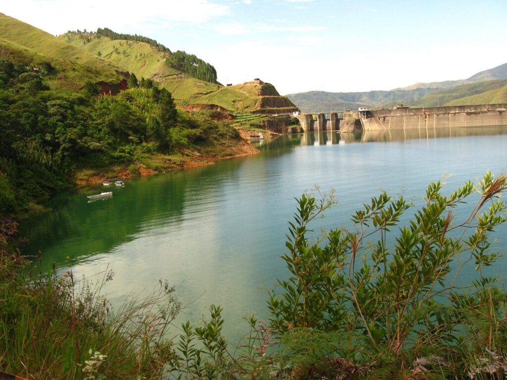 Represa y embalse de Salvajina en el Valle del Cauca