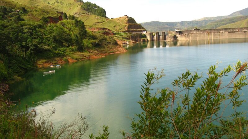 Represa y embalse de Salvajina en el Valle del Cauca