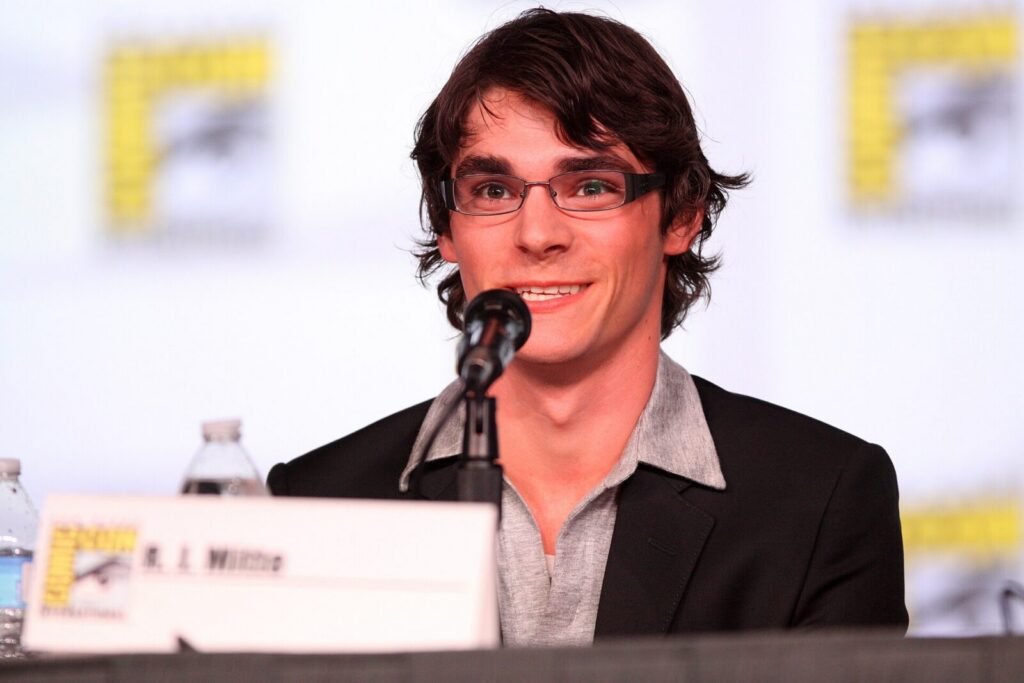 El actor RJ Mitte, conocido por interpretar a Walter White Jr. en la serie Breaking Bad