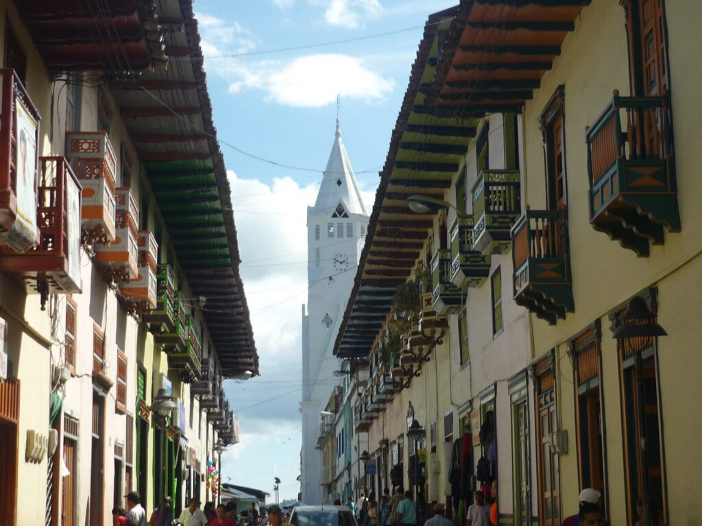 Paisaje montañoso del Eje Cafetero colombiano con vegetación y construcciones tradicionales