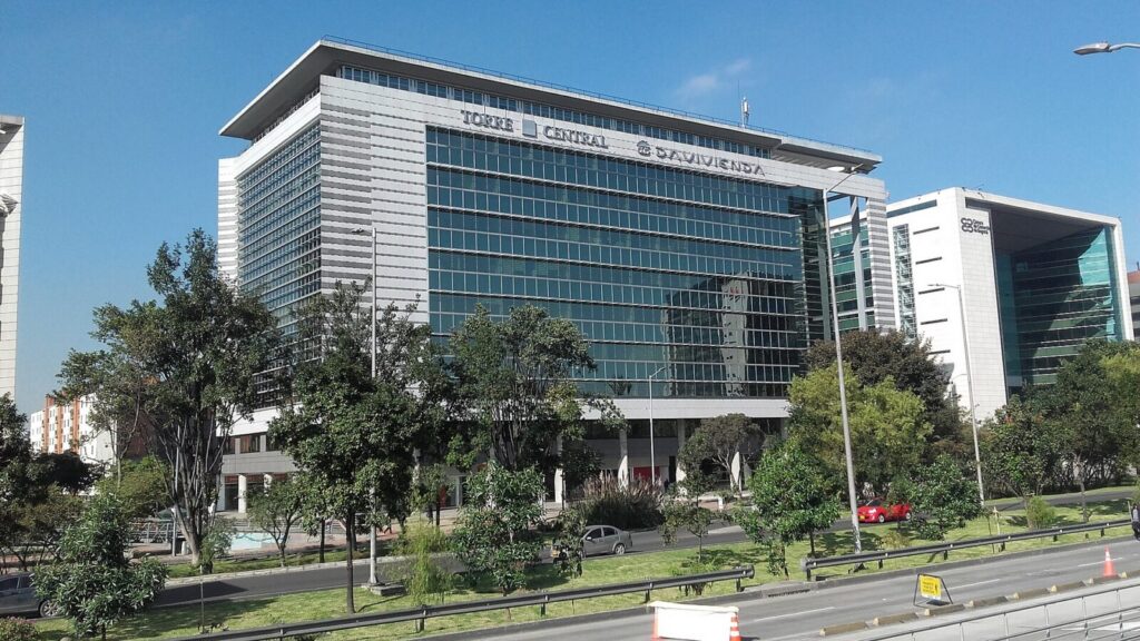 Edificio de una entidad bancaria en Colombia como referencia de la integración de Davibank con Davivienda