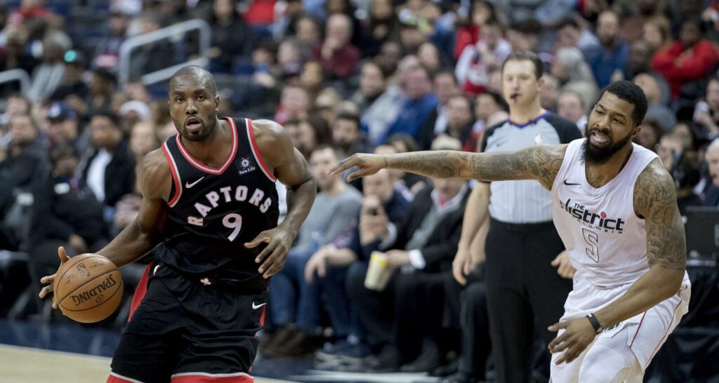 Serge Ibaka durante un partido de baloncesto profesional.