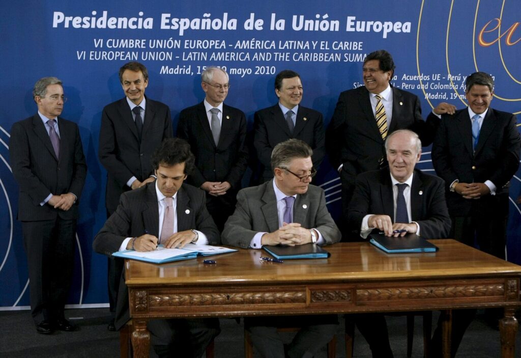Representantes institucionales participan en una presentación sobre inversión europea en Colombia