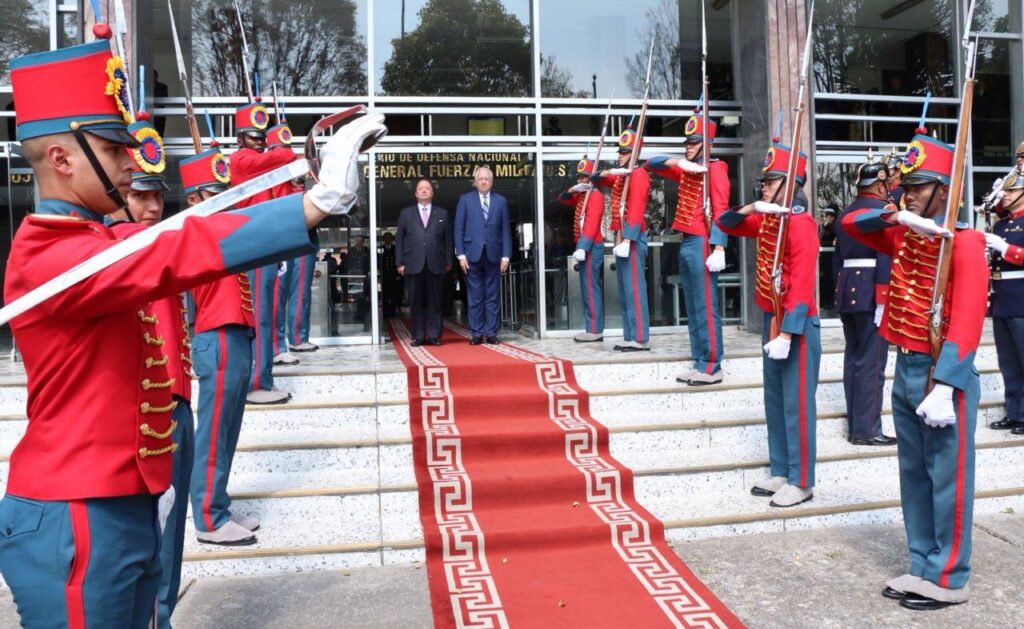 Banderas y espacio institucional asociados con la representación diplomática de Colombia