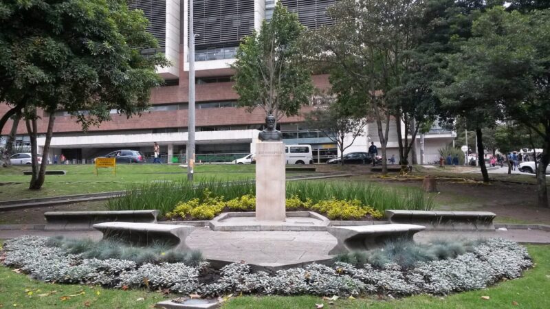 Estudiantes caminan por el campus de una universidad en Bogotá